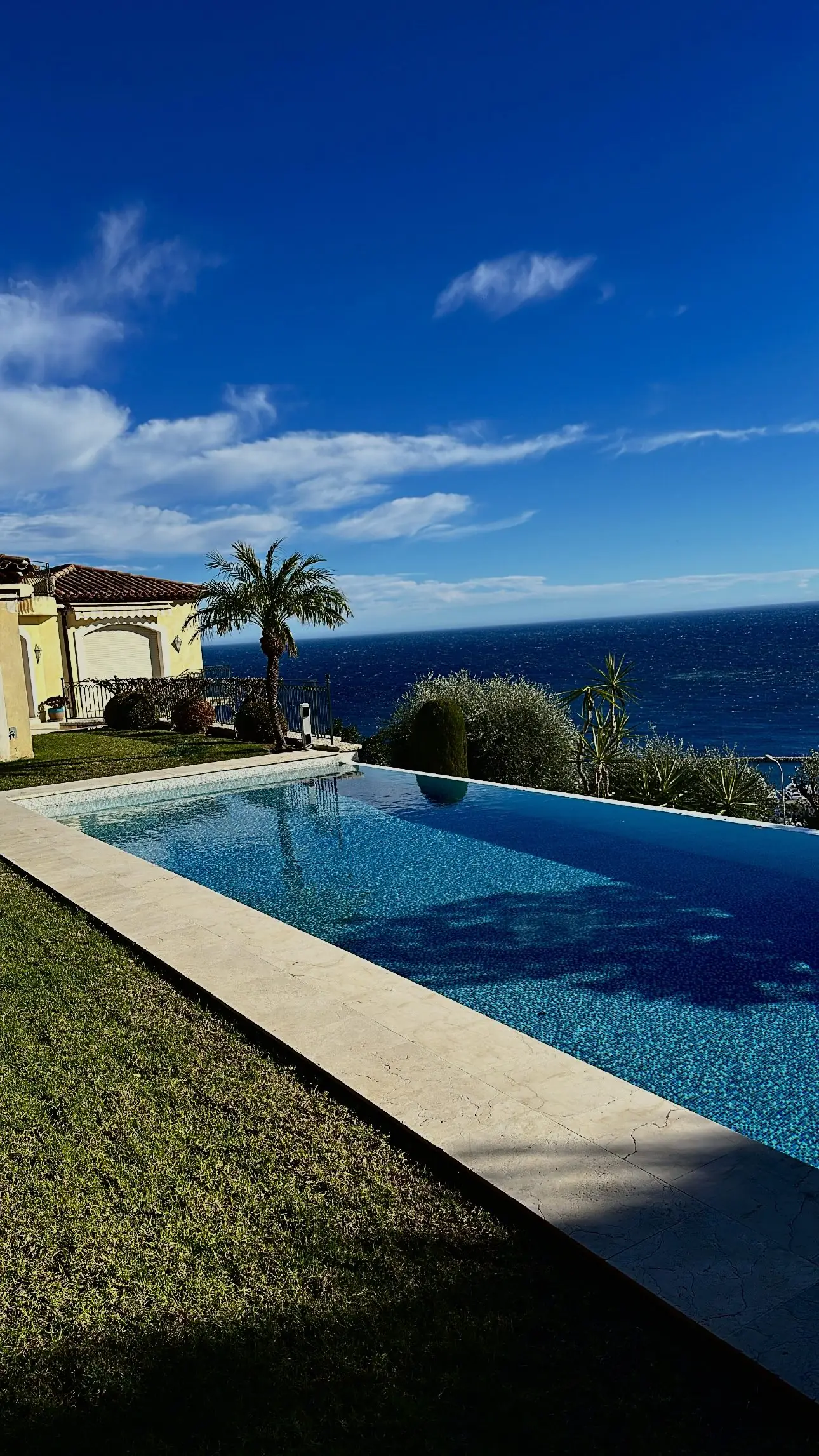 Piscine à débordement face à la mer
