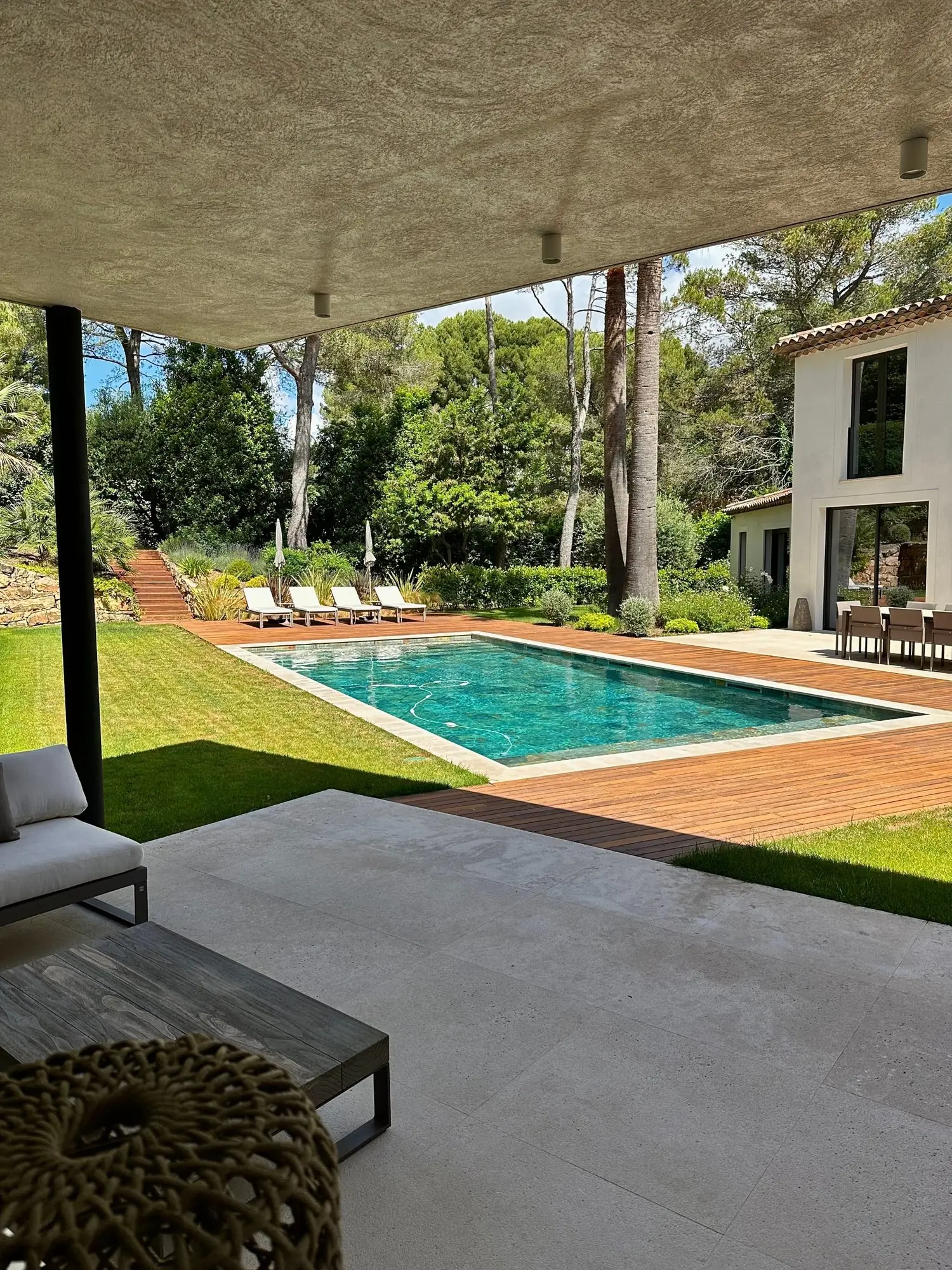 Piscine d'une villa contemporaine avec son robot de nettoyage